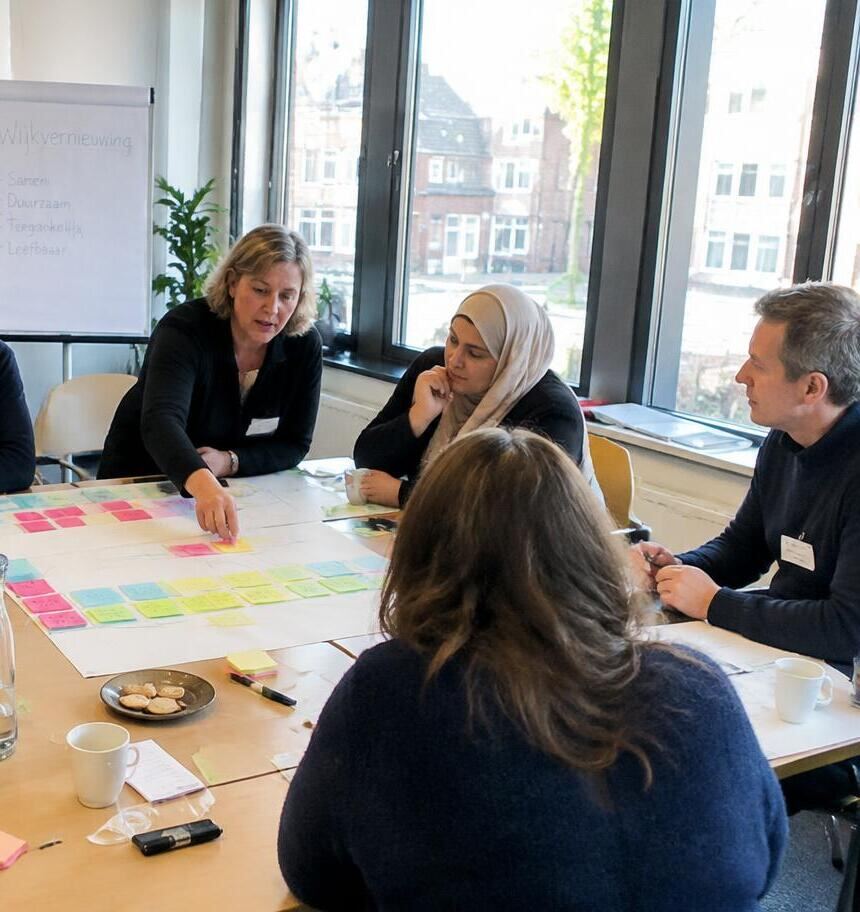 Professionals werken samen aan een tafel met notities
